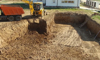 Рытье котлованов под фундамент в Артеме – цена от 2590 руб. за м3 | 2Землекопа-Тем