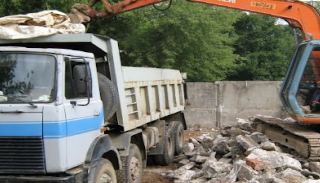 Вывоз строительного мусора с участка в Артеме недорого от 1554 руб. | 2Землекопа-Тем